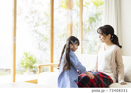 リビングでくつろぐ親子 リビングでくつろぐ親子 73408331