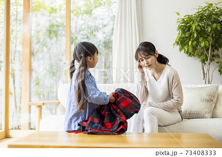 お母さんの体調不良を気に掛ける娘 73408333