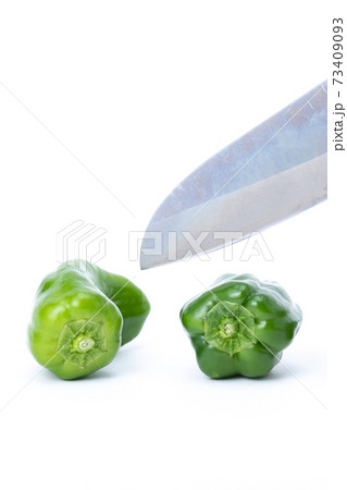 ピーマン　包丁　切る　白バック 73409093