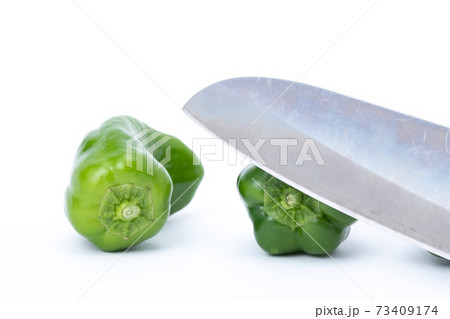 ピーマン　包丁　切る　白バック 73409174