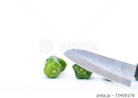 ピーマン　包丁　切る　白バック 73409176