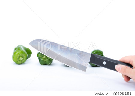 ピーマン　包丁　切る　白バック 73409181