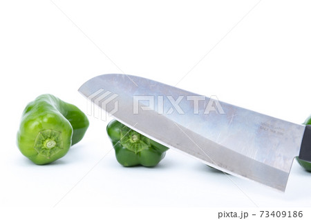 ピーマン　包丁　切る　白バック 73409186