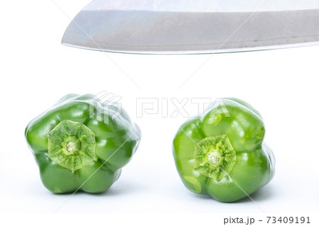 ピーマン　包丁　切る　白バック 73409191