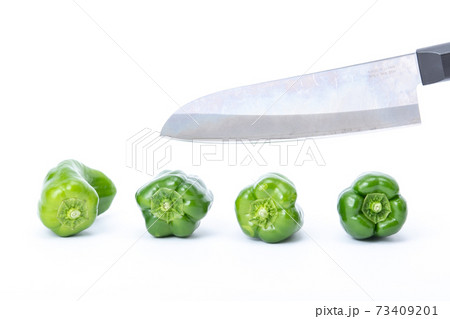 ピーマン　包丁　切る　白バック 73409201