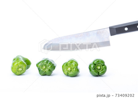 ピーマン　包丁　切る　白バック 73409202