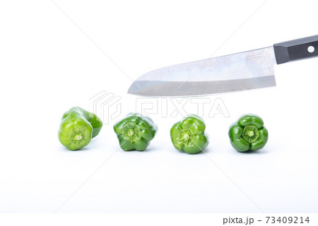 ピーマン 包丁 切る 白バック ピーマン 包丁 切る 白バック 73409214