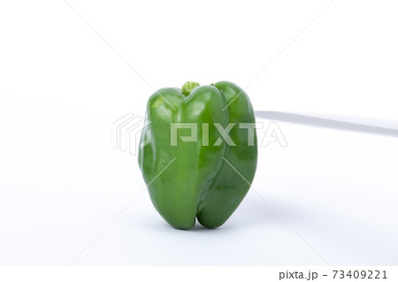 ピーマン　包丁　切る　白バック 73409221