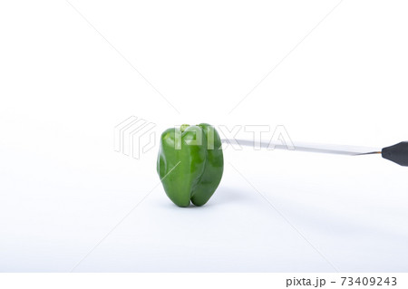 ピーマン　包丁　切る　白バック 73409243