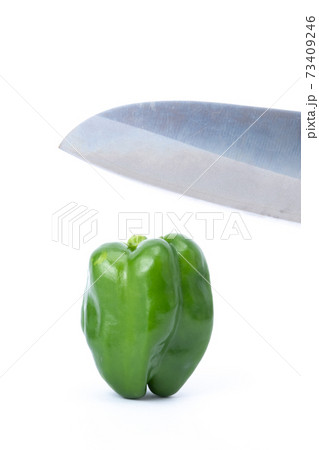 ピーマン　包丁　切る　白バック 73409246