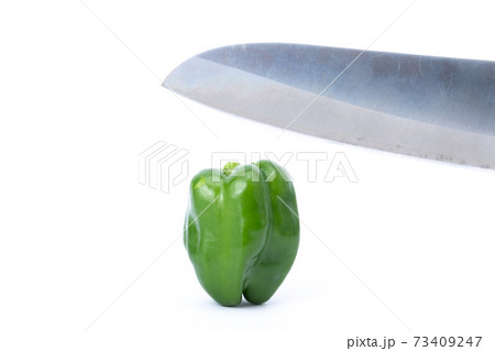 ピーマン 包丁 切る 白バック ピーマン 包丁 切る 白バック 73409247
