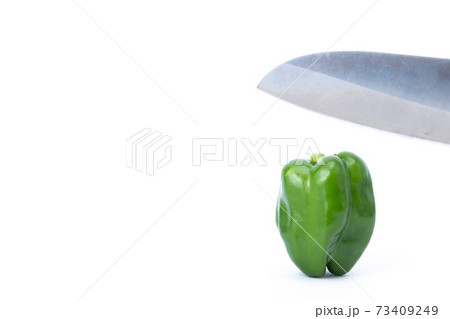 ピーマン　包丁　切る　白バック 73409249
