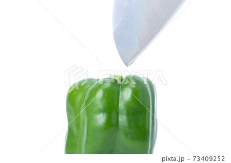 ピーマン 包丁 切る 白バック ピーマン 包丁 切る 白バック 73409252