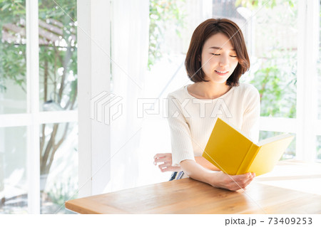 本を読む女性 73409253