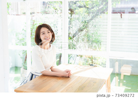 部屋でリラックスする女性 73409272