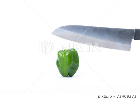 ピーマン　包丁　切る　白バック 73409273