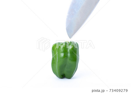 ピーマン　包丁　切る　白バック 73409279