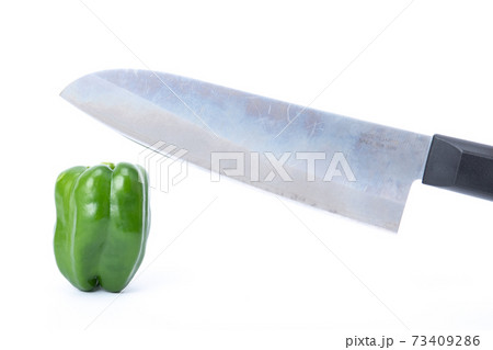 ピーマン　包丁　切る　白バック 73409286