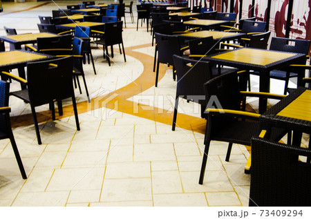 コロナ禍:人がいなくなったショッピングモールの休憩スポット 73409294