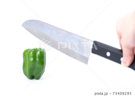 ピーマン　包丁　切る　白バック 73409295