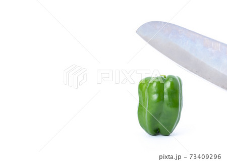 ピーマン　包丁　切る　白バック 73409296