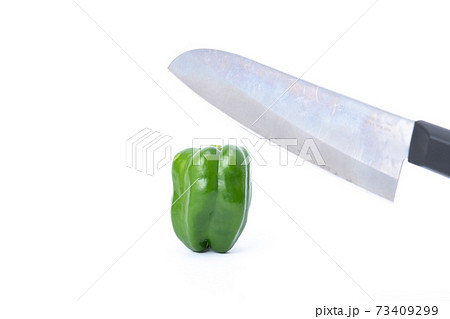 ピーマン　包丁　切る　白バック 73409299