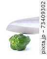 ピーマン　包丁　切る　白バック 73409302