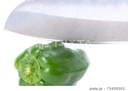 ピーマン　包丁　切る　白バック 73409303