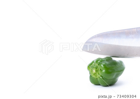 ピーマン　包丁　切る　白バック 73409304