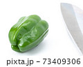 ピーマン　包丁　切る　白バック 73409306