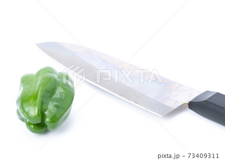 ピーマン 包丁 切る 白バック ピーマン 包丁 切る 白バック 73409311