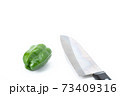 ピーマン　包丁　切る　白バック 73409316
