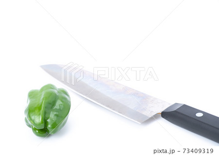 ピーマン　包丁　切る　白バック 73409319