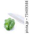 ピーマン　包丁　切る　白バック 73409388