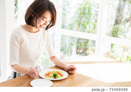 サラダを食べる女性 サラダを食べる女性 73409390