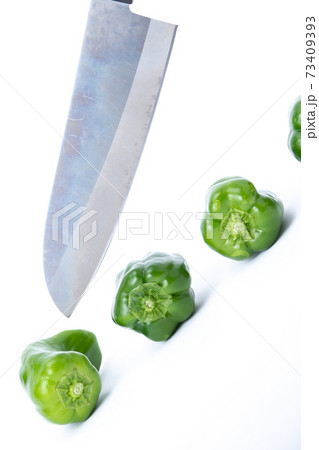ピーマン　包丁　切る　白バック 73409393
