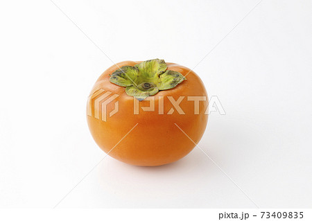 秋の味覚の柿 73409835