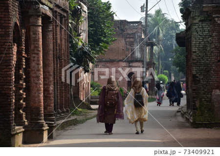 バングラデシュのダッカ　古都のショナルガオ　昔の富豪の住宅街のパナム・ノゴル　観光するイスラムの女性 73409921