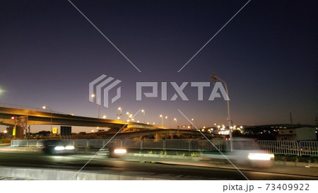 夕方の道路・見えにく・事故が起こりやすい・早めの点灯・夕方から夜にかけて・立体交差・晴れの日の夜・闇 73409922