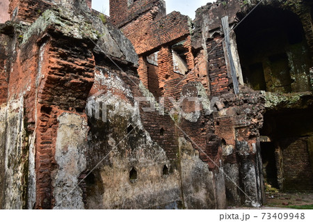 バングラデシュのダッカ　古都のショナルガオ　昔の富豪の住宅街のパナム・ノゴル　廃墟化した古い住居 73409948