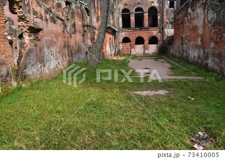 バングラデシュのダッカ　古都のショナルガオ　昔の富豪の住宅街のパナム・ノゴル　廃墟化した古い住居 73410005