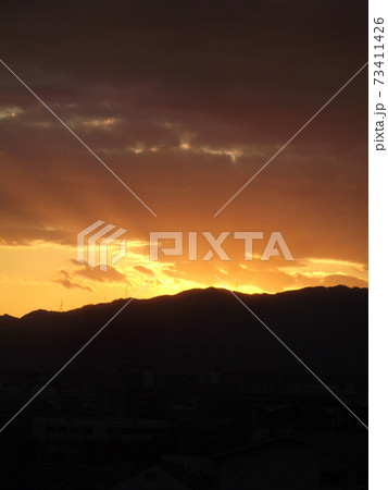 山並みに消える夕日 73411426