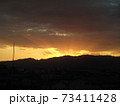 山並みに消える夕日 73411428