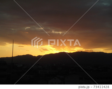 山並みに消える夕日 山並みに消える夕日 73411428