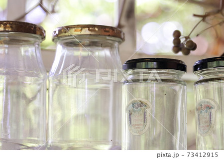 窓際にさり気なく置かれた空びん 窓際にさり気なく置かれた空びん 73412915