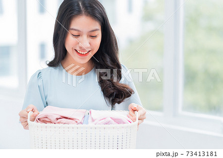 Woman, housewife 73413181