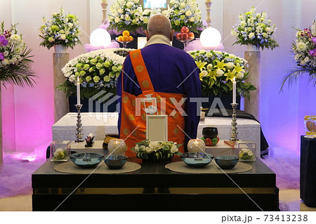 斎場に入場した住職 73413238