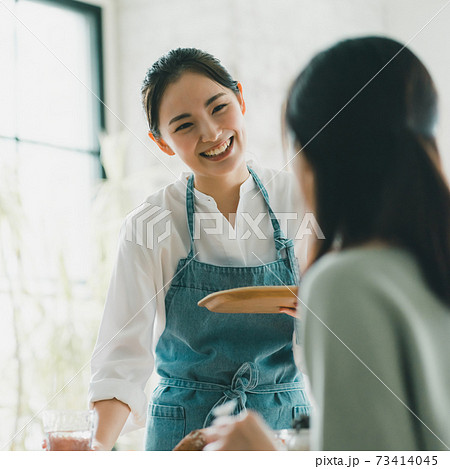 カフェ店員 73414045