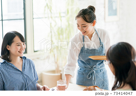 飲食店女性スタッフ 73414047