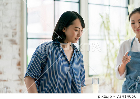 飲食店の女性客 飲食店の女性客 73414056